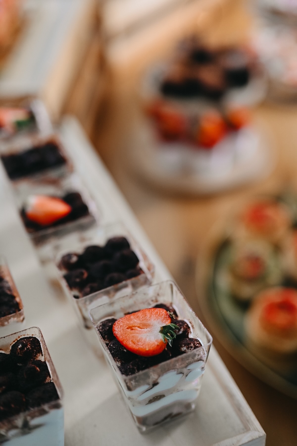 Vrstvené dezertní kalíšky s ovocem na sweetbaru